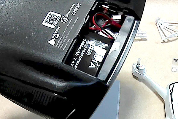 HUBSAN-FPV-DESIRE-H502S-プロポの電池ボックスにLI-POバッテリーが入ってた