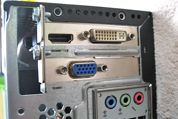 Gateway-SX2870-H54Dと玄人志向 GF-GT520-LE1GH のケース背面