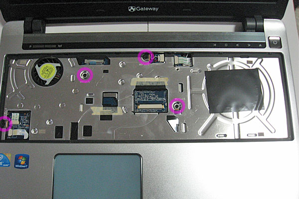15-Gateway-ID59C-HD52D-分解作業-マザーボードの取り外し-キーボードパネル下の4箇所のビスを外しておく