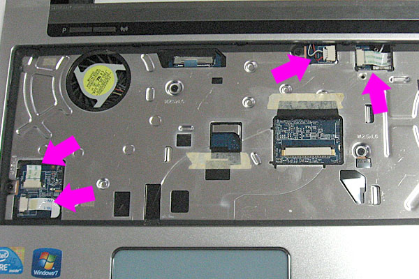19-Gateway-ID59C-HD52D-分解作業-マザーボードの取り外し-キーボードパネル下-1箇所のコネクタと3箇所のフレキシブルケーブルを外す