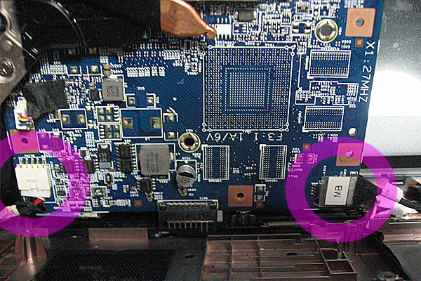 22-2-Gateway-ID59C-HD52D-分解作業-マザーボードの取り外しつつ、電力を供給しているコネクタとケースからのケーブルを外す