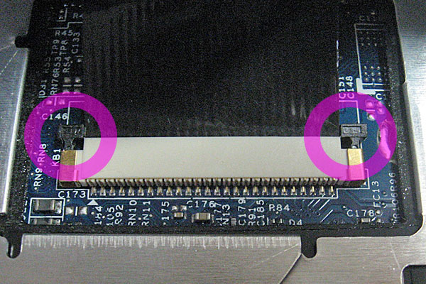 12-Gateway-ID59C-HD52D-分解作業-キーボードパネルの取り外し-フレキシブルケーブルのコネクタ部分-両サイドのストッパーを解除