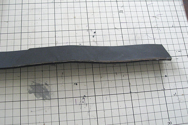 先端部分の2枚の革を接着-ギボシ止めハードレザーベルト-レザークラフト