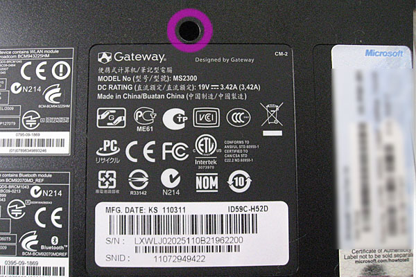 6-Gateway-ID59C-HD52D-分解作業-DVDドライブの取り外し-ここのビスがDVDドライブ固定用のビス
