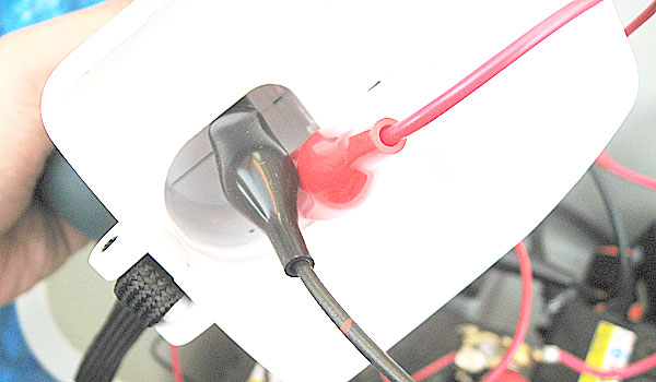 電動ドライバーのバッテリー接続用端子にワニ口クリップを接続