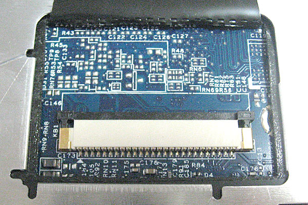13-Gateway-ID59C-HD52D-分解作業-キーボードパネルの取り外し-フレキシブルケーブルの取り外し完了
